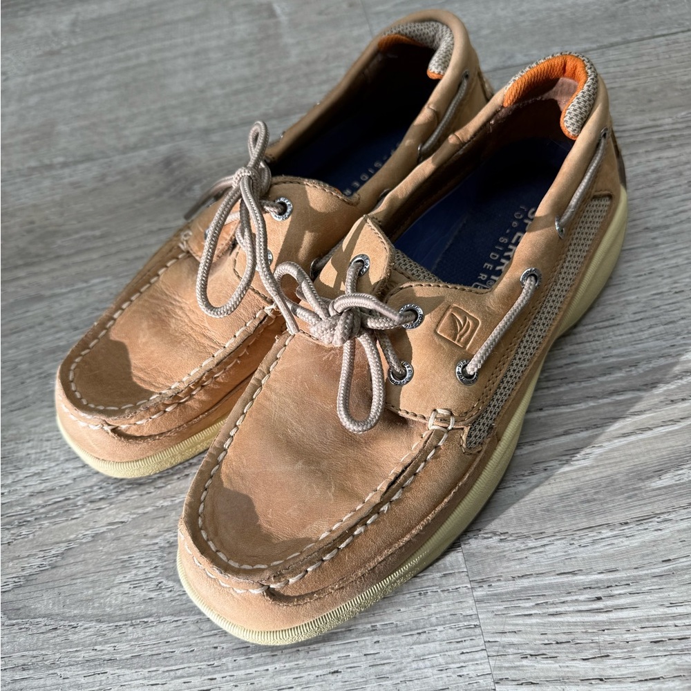 Sperry Men’s Tan Leather Boat Shoes with Contrast Laces - Picture 2 of 7